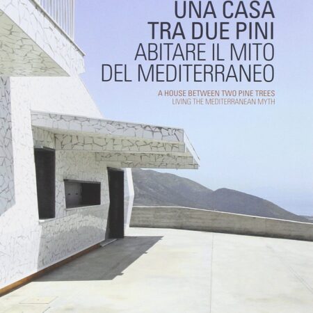 UNA CASA TRA DUE PINI ABITARE IL MITO DEL MEDITERRANEO A HOUSE BETWEEN TWO PINE TREES LIVING THE MEDITERRANEAN MYTH (PB) 
